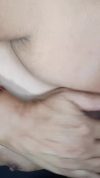 Ibu tiri saya yang terangsang memberi saya blowjob pagi yang lazat