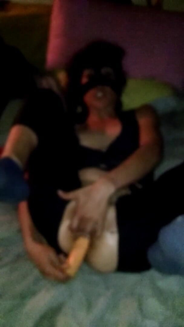 Marian sofar: Mariana si hraje se svým zadkem