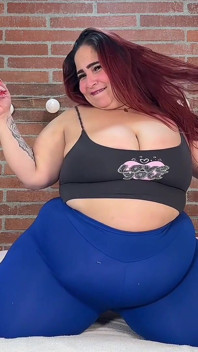 大きなBBWが彼女の曲線と体を掴む - 服を着た膝の上で濃いからかい。