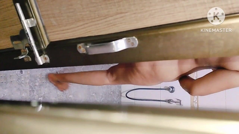 Ushabhabhi69: सौतेली मम्मी के साथ पहली बार बाथरूम सेक्स