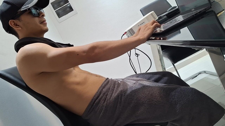 Bare skin man: Einen Blowjob bekommen, während man arbeitet, eine andere Ansicht