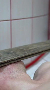 Stirare con la tavola sulla testa