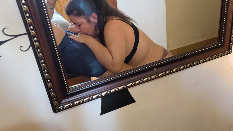 Moo DBOXXX: 我的邻居让我和我做爱并好好地吮吸我的鸡巴，她的男友在工作