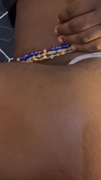 La ragazza timida africana di 18 anni salta il college per scopare