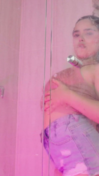 Plaisir avec pipi sous la douche