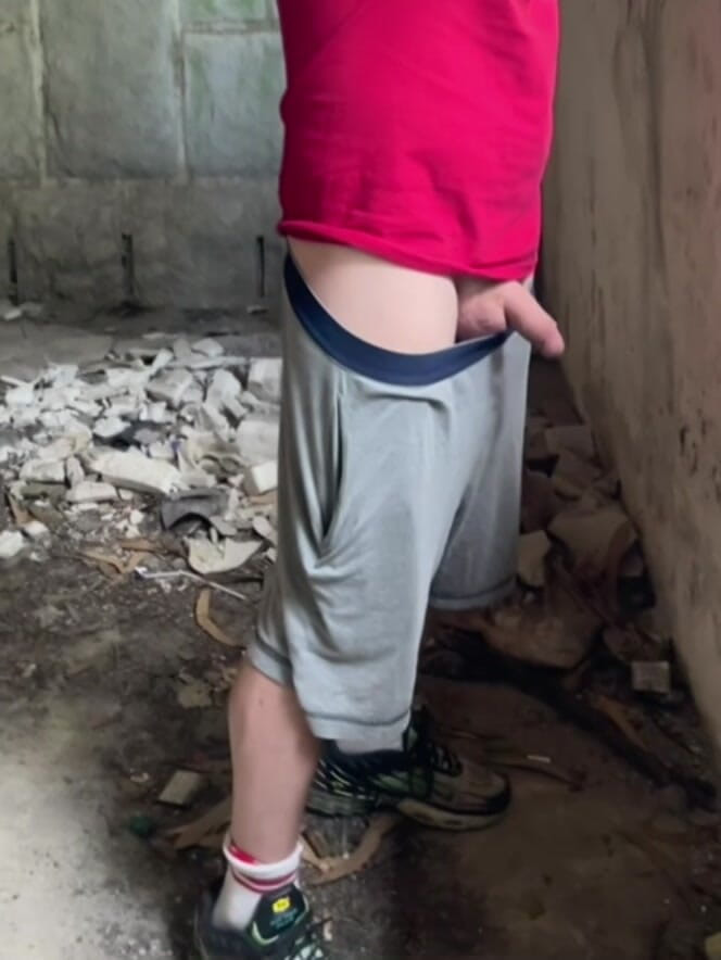 AmateurBoysPissing: Un Garçon Surpris En Train De Pisser Sans Les Mains...