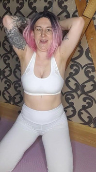 Lady Angela Trening ubrania nagie twarz gołe stopy tyłek worhip bodyworship