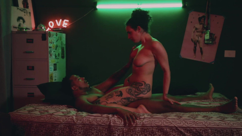 Quente club: Phim khiêu dâm kinh dị rác rậm