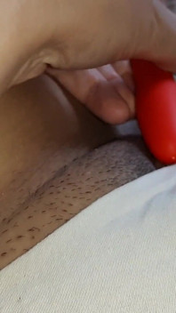 Jag retade min klitoris med en vibrator tills jag cum