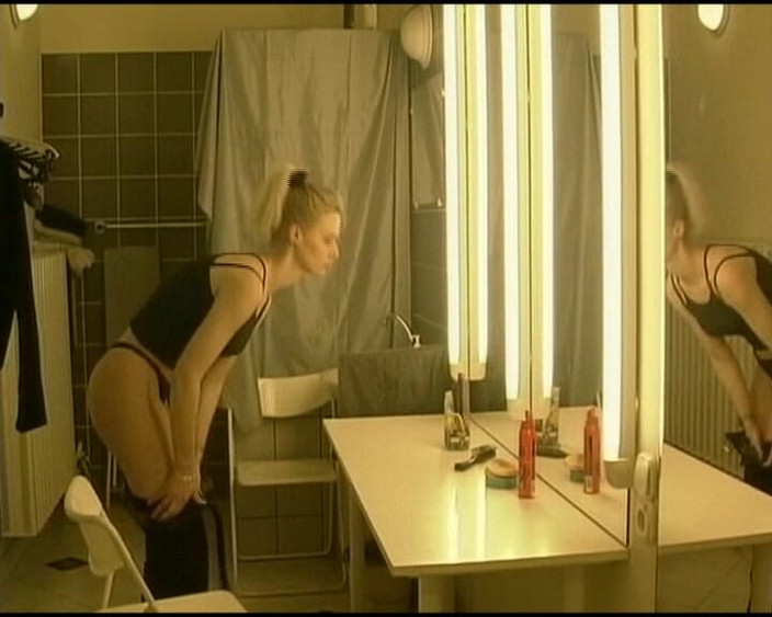 Deutsche Damen: वह जर्मनी की एक आदर्श बेब है जो डेट के लिए तैयार हो गई