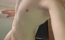Justin studio: Blyg 18 -årig pojke blir naken och visar solid kuk och tight...