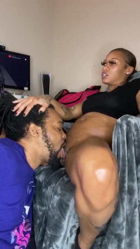 SexLoveRed: 老公好好地舔我的阴户