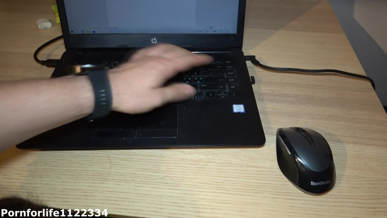 Pornforlife1122334: Secretara a început să-mi sugă pula sub masă și nu s-a oprit...