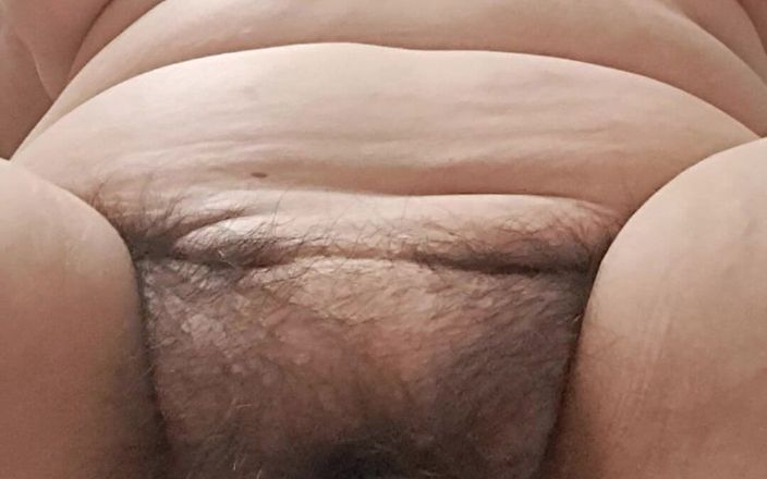 Mommy big hairy pussy: Orta yaşlı seksi kadın pelvik hareketlerle sikişmeyi nasıl sevdiğini gösteriyor