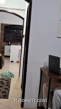Esposa de verdade trai o marido enquanto ele usa fones de ouvido com o entregador.