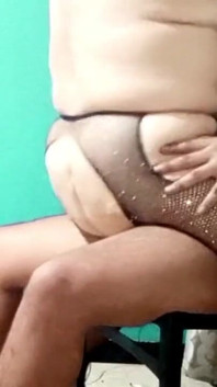 Mogen MILF jävla doggy style i sexig underkläder som utnyttjar sin mans frånvaro