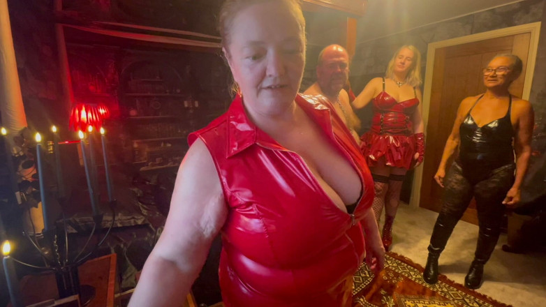 Aaexperiencesltd: भाग 2- Domina satana, लाल रूबी और ब्लैकरी milf(चोदने लायक मम्मी) को कुछ पीते हुए बूबू के साथ खेलने में मदद देती है! Inc Breath Play