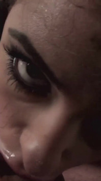Oogverblindende brunette babe wordt anaal geneukt door een monsterprik