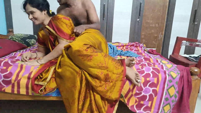 Sexy sindu: Sindu Bhabhi Saree Sex s Devarem v ložnici