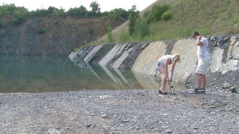 Reality Babes: Gagică blondă cu țâțe mari pozează lângă lac