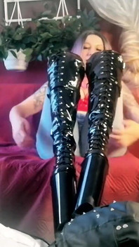 Lady Angela Submisivní uctívání PVC stehna Vysoké boty