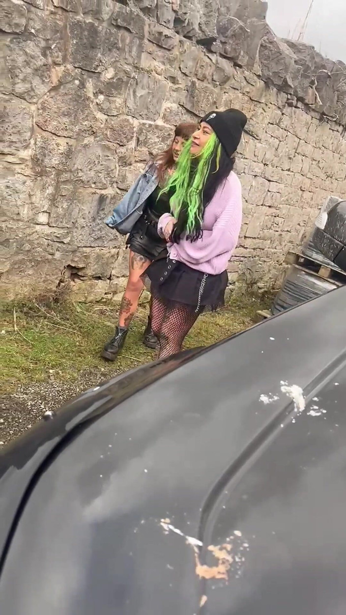 Yourfavecumslut: Twee gothic besties wanhopig op zoek naar plassen