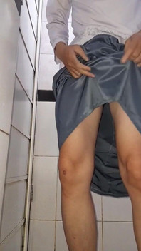 Asian Crossdresser masturbuje się i cum nosić śliski mundur college'u