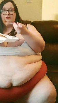 SSBBW BBW quỳ gối trên quần lót sofa