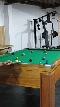 De Carmonas spelen naakt biljart met die warme pluk