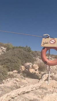 Deniz kenarında altın duşlar