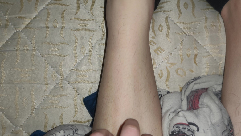 MartyBrady: Crossdresser twink có tôn sùng để xoa bóp đôi chân của bố...