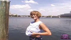 Mindy Bares 彼女の巨大なおっぱいと滑りにタンパ