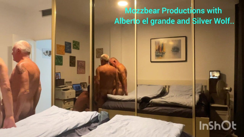 Mozzbear: Heet trio met 2 stiefvaders