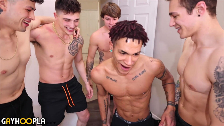 Gay Hoopla: El guapo Justin Taylor extiende su culo para sage hardwell