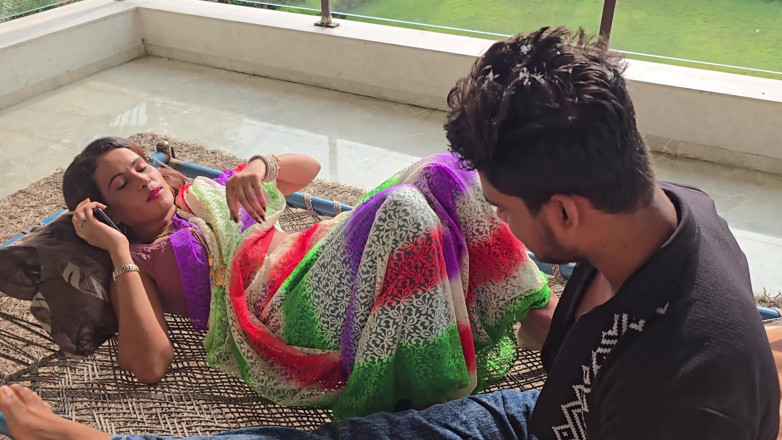 Madhu bhabhi 69: Soție indiancă înșelându-și soțul și se fute cu un băiat de masaj
