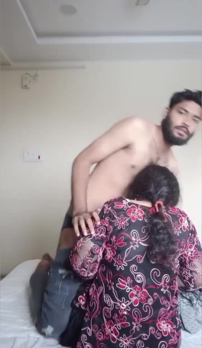 Akashamunir: Моя горячая индийская подруга трахается в первый раз в моем доме друга, горячая индийская девушка 18+ сексси - полный хинди аудио