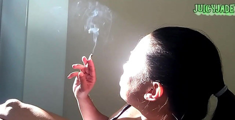 JasmineJade: Kouření a kašel část 2 nahá a rychlá kouřová přestávka v Mezi...