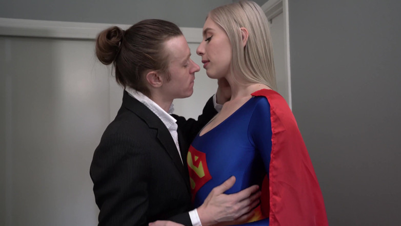 Conor Coxxx: ケイ・ラブリーがスーパーガール役で出演する恥ずべき参加
