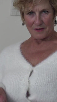 Mamă sexy britanică este în ciorapi și fute un vibrator de sticlă