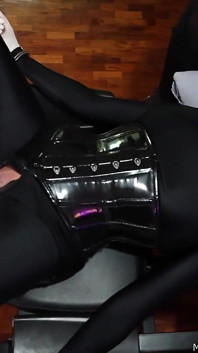 Dominafire lässt salome salvi mit strap-on squirten