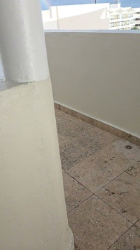 Branlette dans un hôtel public
