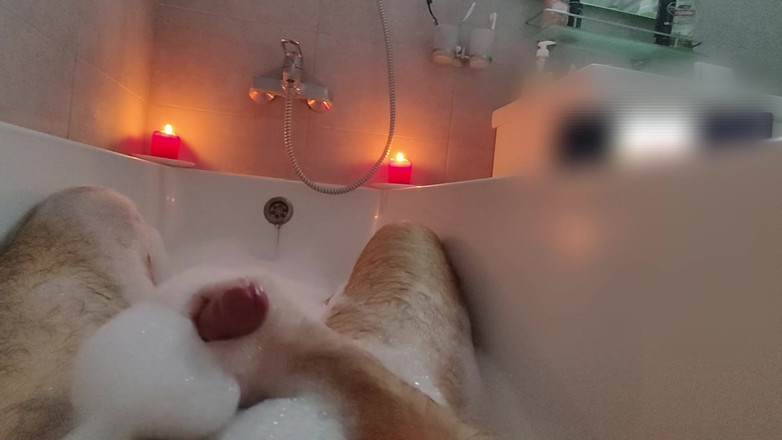 Hidden Horny Smile: Bedekt met schuim - mijn intense solo-afwerking in de badkamer
