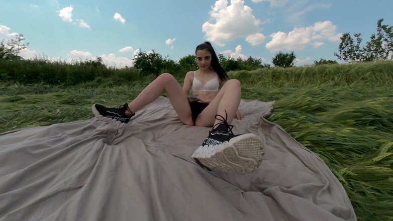 SassyTiff: Zoe Foxxy Masturabate v lese