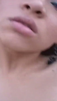 두꺼운 애널 자지를 따먹는 곱슬머리 밀프