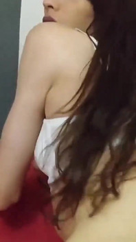 Sexy T-dívka Victoria Poison tření jejího ptáka o dildo ve tvaru ptáka