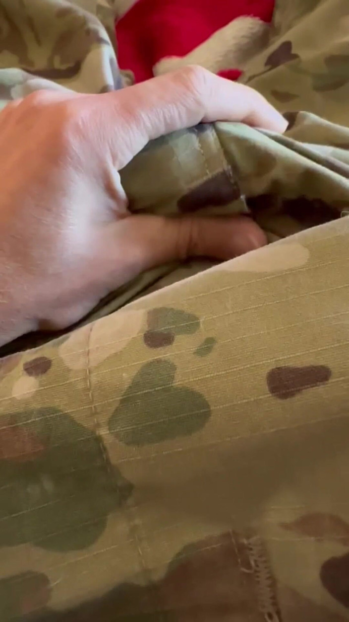 Gay Soldier Stuff: Ordu pantolonumun her yerine ateşli miktarda kremsi asker boşalması