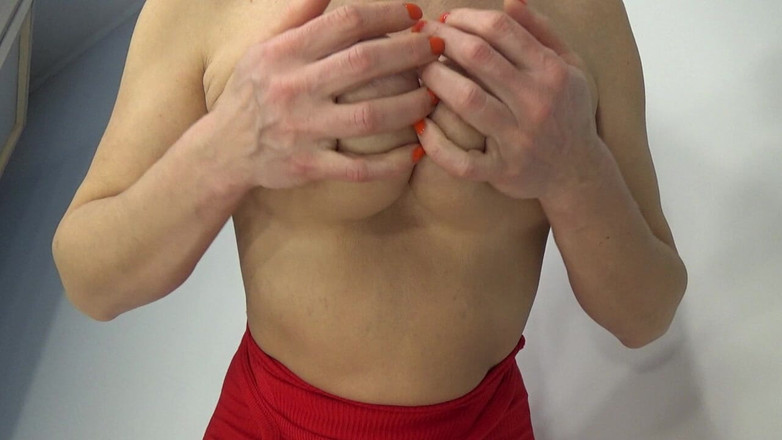 AnnaBUST: Arăt sâni mari pentru 3 dolari. Am nevoie de bani