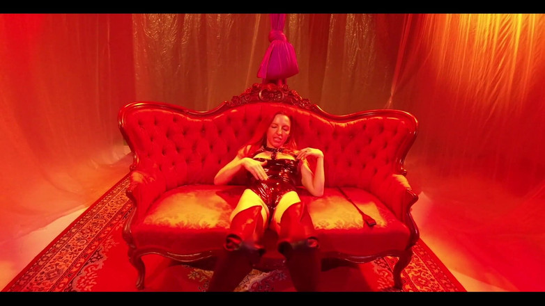 Lora Cross: Antrenor efeminat, instrucțiuni de masturbare