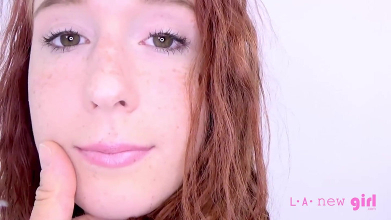 L.A. New Girl: Sardenta ruiva amadora fode pau grosso para uma grande gozada...