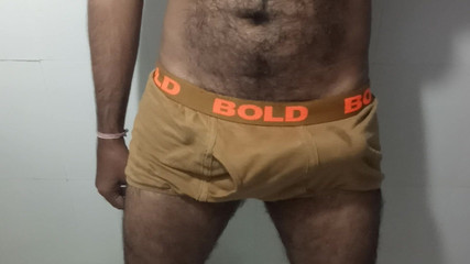 Fun With Me: Siyah yarağımı iç çamaşırımdan çıkardım ve yarağımın ıslanıp sızdırılmaya başlaması nedeniyle şiddetle salladım.